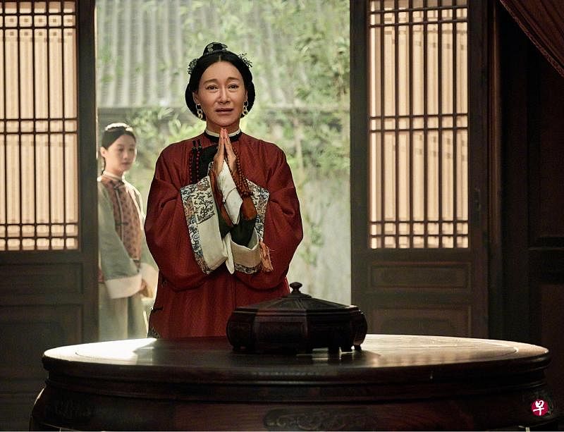 惠英红一改过往干练霸气的形象，在《当家主母》中演出懦弱卑微的姨奶奶陈晓红。
