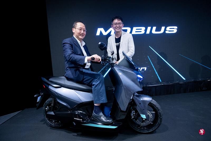 本地电动电单车原件制造商艾昂动力昨天推出首辆电动电单车“ION Mobius”，人力部长兼贸工部第二部长陈诗龙医生（左）与艾昂动力创始人兼首席执行官陈亮宏为电单车举行推介。（陈来福摄）