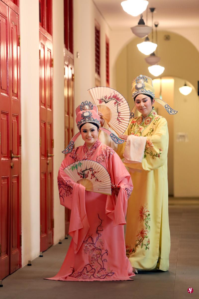 传统艺术中心学员蔡欣恩（左）和洪凤旻正为福建戏《梁祝》排练。（龙国雄摄）