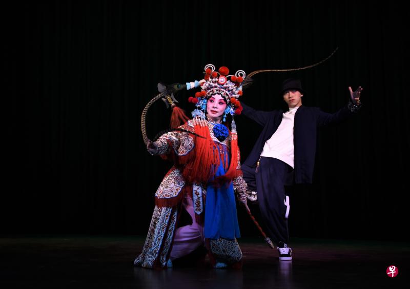 黄萍（左）和说唱歌手合作表演跨界昆曲《扈家庄》。（华族戏曲协会提供）