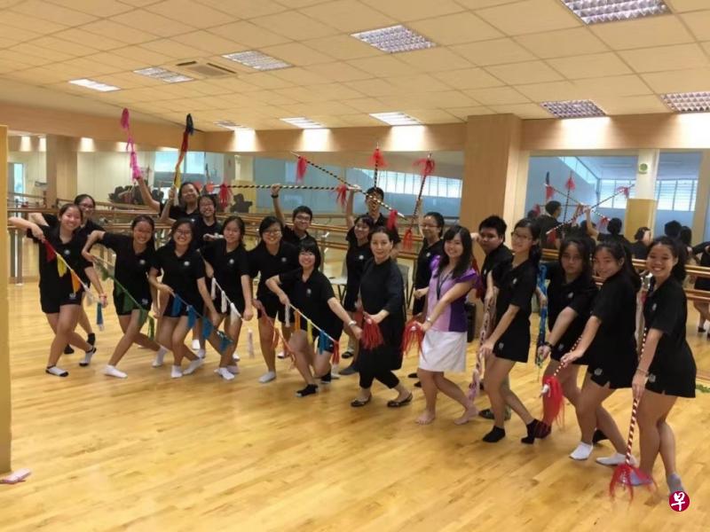张莉（前排右六）在学校中传授并推广戏曲。（受访者提供）
