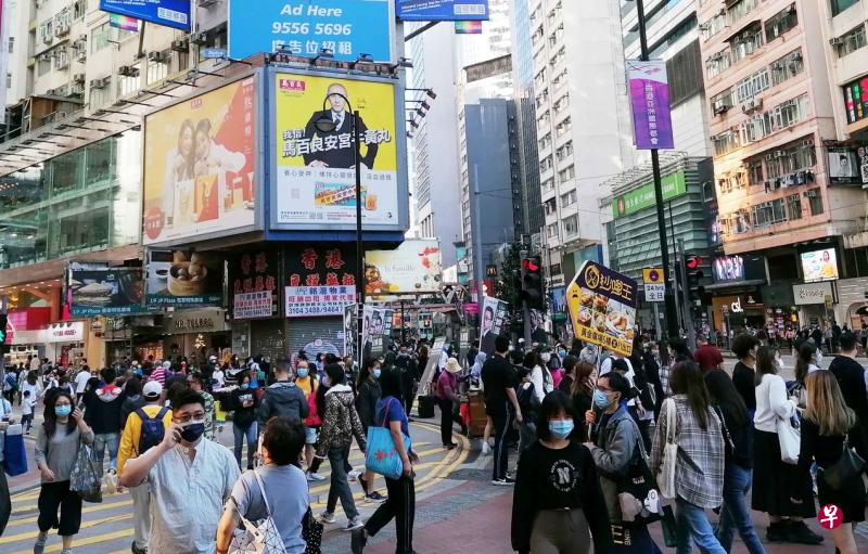 　香港立法会选举将于12月19日举行，闹市中可见候选人的宣传旗帜。（中通社）