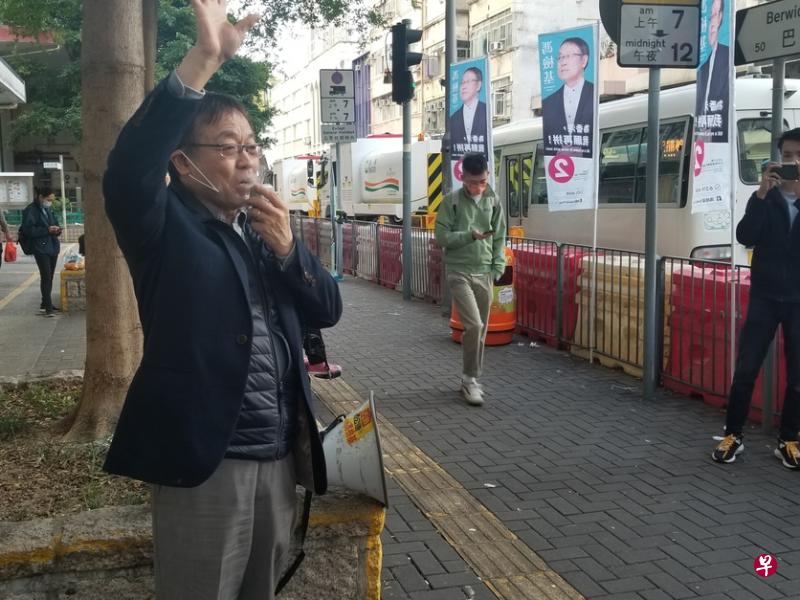 温和民主派阵营代表人物冯检基在街头拉票。（戴庆成摄）