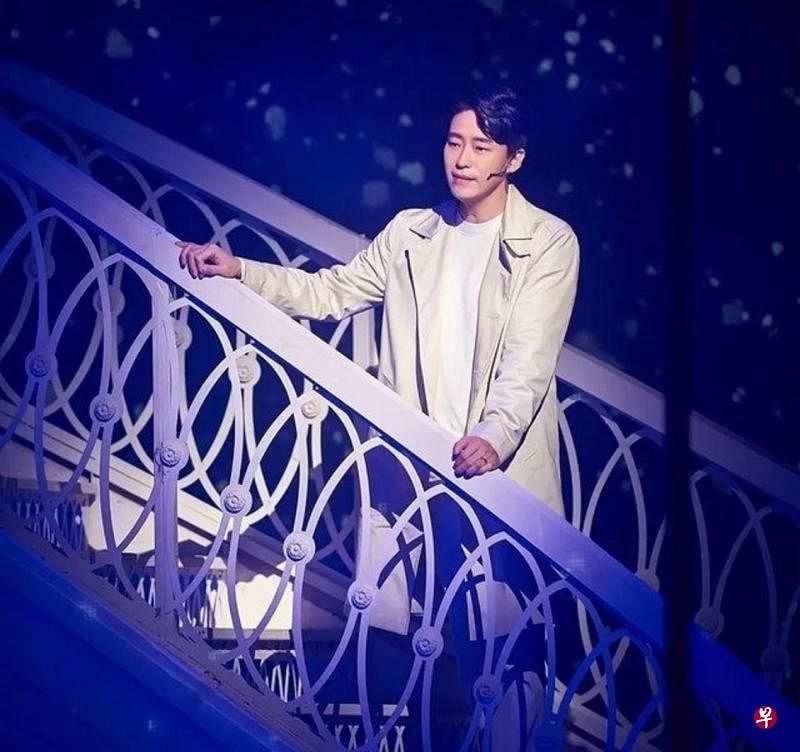 严基俊演出话剧出道，进而挑战音乐剧，有20多年的表演实力。