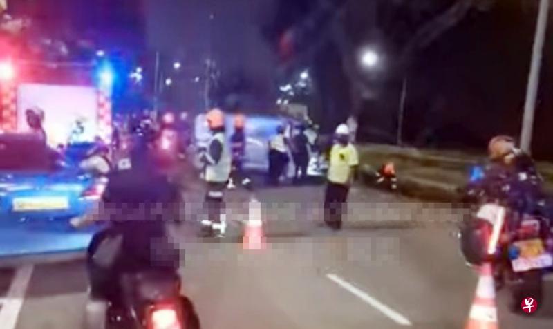 　中央快速公路昨天凌晨发生一起交通事故，一辆货车撞上分界线的大树，驾驶货车的男子受困座位，送院后伤重不治。（取自面簿）