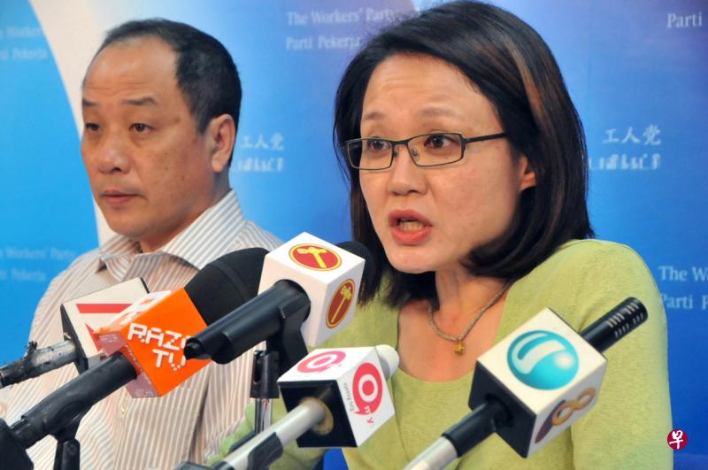工人党前议员饶欣龙2012年1月陷入婚外情风波后，时任党秘书长刘程强（左）和主席林瑞莲宣在2月召开记者会，以饶欣龙“违背了党和人民对他的信心、信任和期望”为由，开除他的党籍。（档案照片）