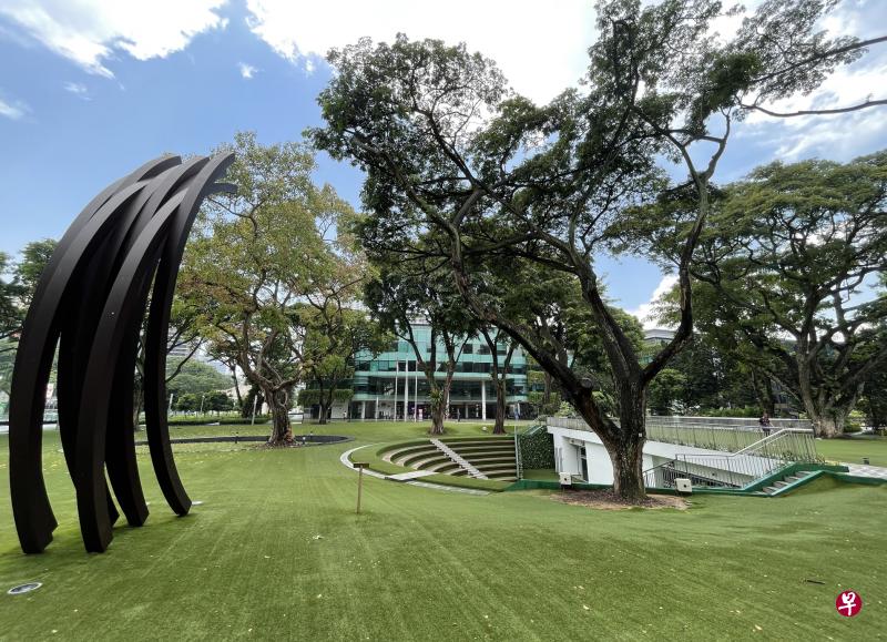毗邻李嘉诚图书馆的Campus Green，可以跑步、运动、歇脚，也能躺下来欣赏蓝天白云。