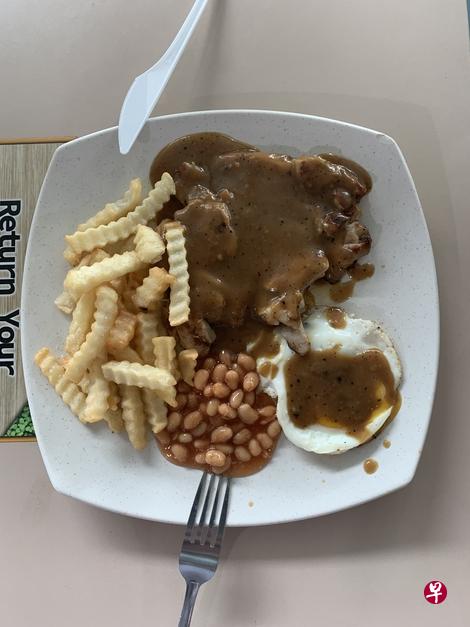 价廉物美的香煎鸡扒加蛋（$4.60）。（陈映蓁摄）