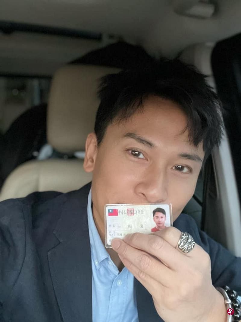 王建复晒出新的身份证，宣布改名“王振复”。