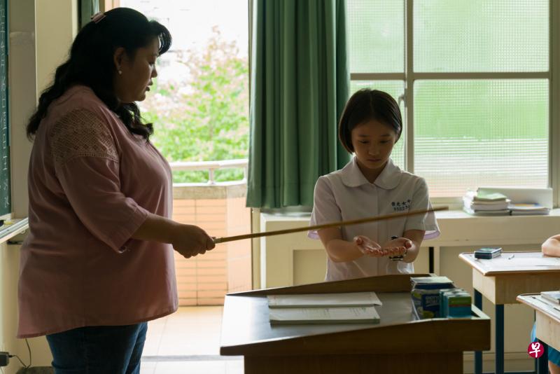 习惯美国自由学风的芳仪，被体罚时深感羞辱。