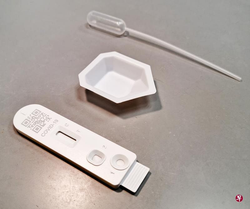 新唾液检测仪无须用缓冲液稀释，使用者先把唾液吐到所提供的小盘上，就能直接用滴管把唾液滴到检测仪上的两个孔上。（杜克—新加坡国立大学医学院提供）