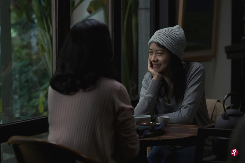 林嘉欣（右）片中与饰演自己主治医生兼友人的曾宝仪叙旧。