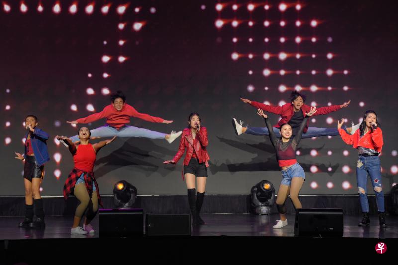 31名青少年参与昨晚线下观演、线上直播的混合形式的儿童慈善音乐会ChildAid 2021，为贫困青少年募捐。（海峡时报）
