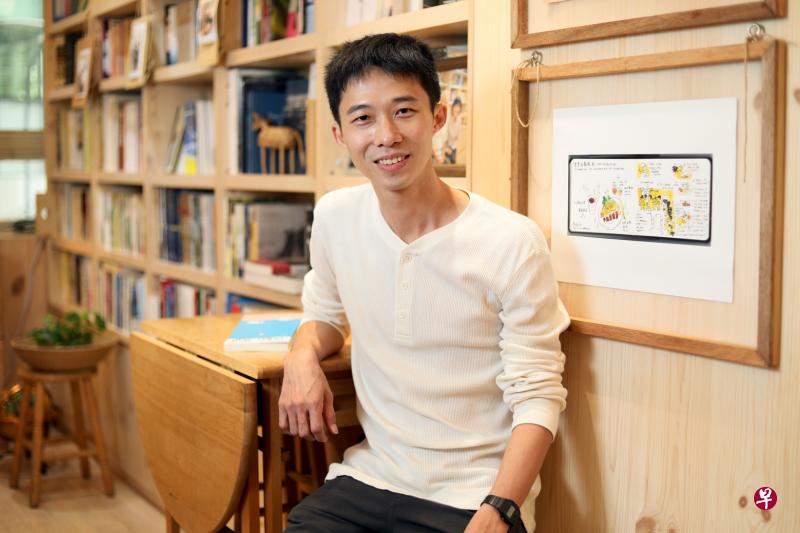 本地年轻作家、剧场演员梁海彬在城市书房。