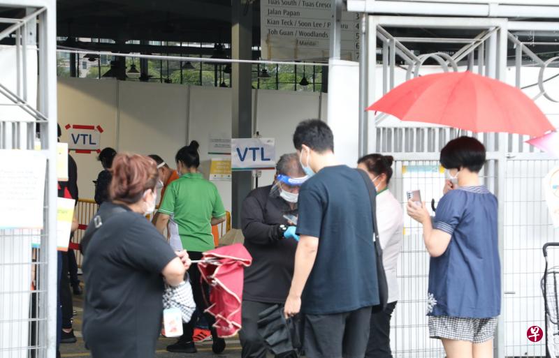 通过疫苗接种者旅游走廊入境我国者，须在抵达的第三天和第七天到检测中心，在专人监督下完成抗原快速检测。第三天的检测已可上网预约，保健促进局在安排让人们日后也可提前预约第七天的检测，以免出现拥挤情况。图为竹脚巷的快速检测中心。（邝启聪摄）