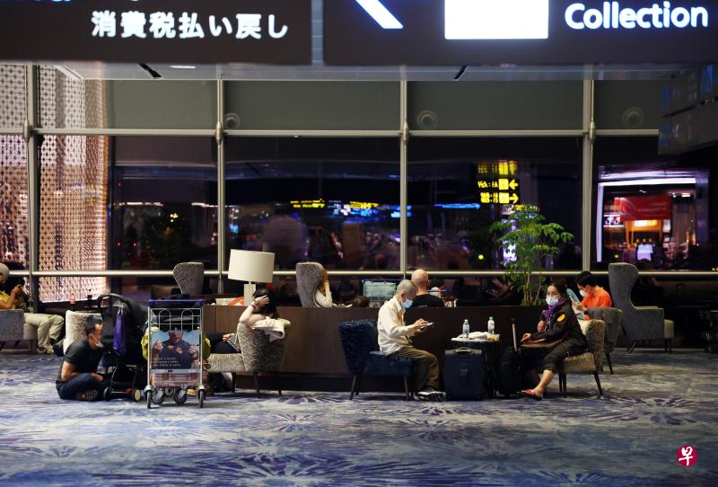 我国过去两天通报五起与奥密克戎有关的病例，初步确诊感染这个变种毒株的，包括两名在机场工作的前线人员，以及三名通过疫苗接种者旅游走廊入境的输入病例。（李健玮摄）