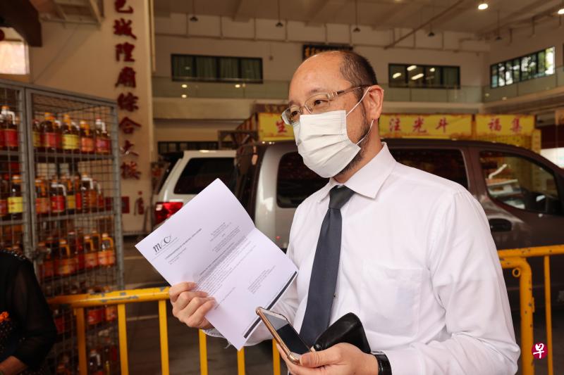 林水金的代表律师林喜团昨日到庙宇尝试交涉，但会议只允许会员本人参与，他因此被拒于门外。（梁麒麟摄）