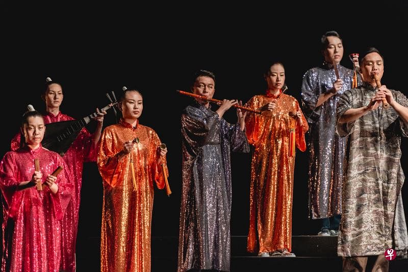 湘灵的南音乐手在《幻：南音·无界》的演出。左起首席乐手林明依、李采遐，乐手沈慧珍、陈俊强、徐杨婷、林思遥和首席乐手萧铭贤。（湘灵提供）