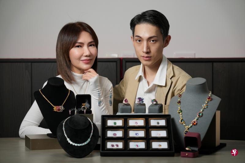 →玉莉珠宝设计师胡玉莉（左）联同儿子林卓钥设计珠宝迈进非同质化代币的空间。（谢智扬摄）