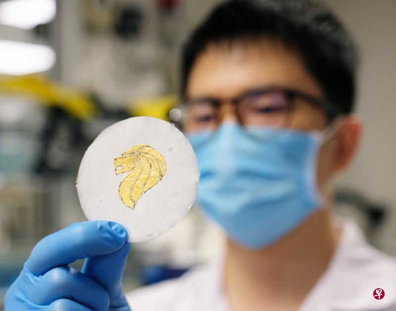 南洋理工大学范红金教授团队研发的纸电池，如纸一般轻薄、可弯折，能运用于折叠电子设备和穿戴医疗设备。（南洋理工大学供）