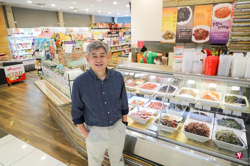李钟根的韩式迷你超市与韩国配菜专卖店或韩国餐馆相结合，为客户提供独特的购物与餐饮体验。图为Lee Mart在新达城的店面。（林泽锐摄）