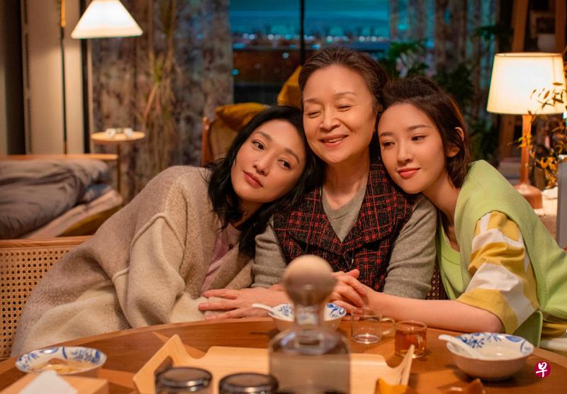 刘莉莉（中）独自抚养两个女儿周迅（左）和唐艺昕（右）长大，没想到女儿年过三十先后离婚。（互联网）