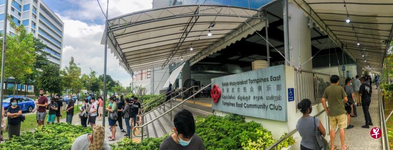 　淡滨尼东民众俱乐部是我国七个莫德纳疫苗接种中心之一，不少选择莫德纳疫苗追加剂的公众都前往接种。（梁伟康摄）