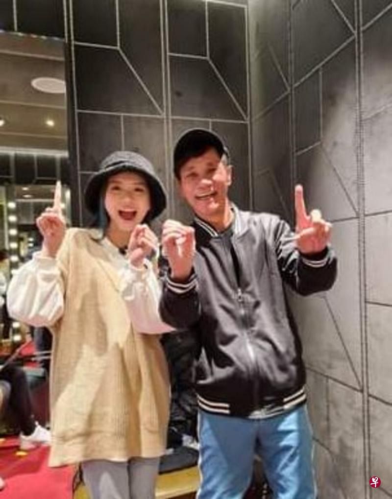 王雷（右）和徒弟巧儿在Gucci特卖商场做直播。（互联网）