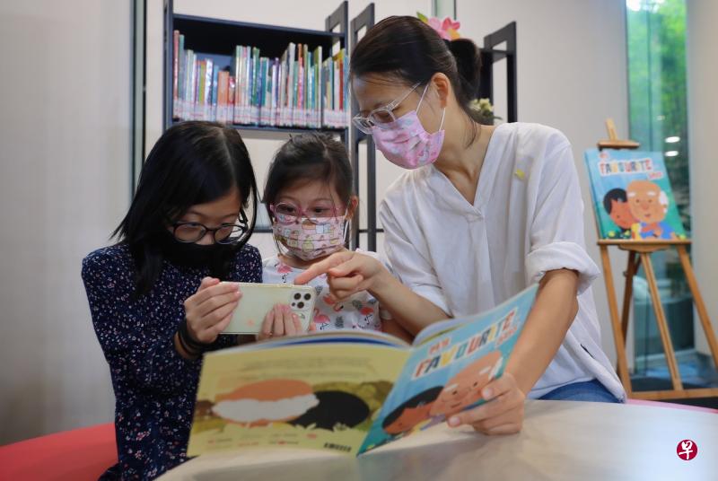 家长和孩子可以一起用手机观看《我最爱的日子》的AR效果。（海峡时报）