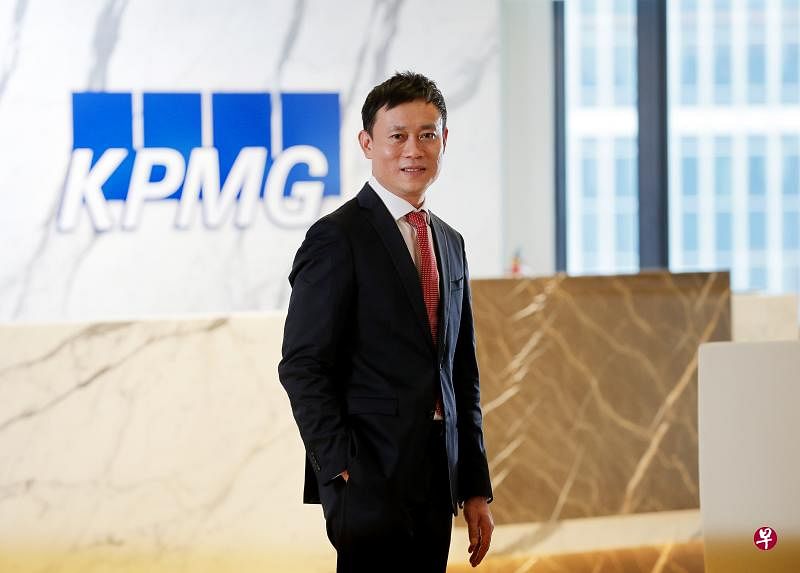 （左）KPMG合伙人兼私人企业服务主管何良源：这场疫情给企业带来了沉重的打击，但那些坚持或长期创新的企业会发现自己有能力应对危机，甚至茁壮成长。（右）《商业时报》总编辑黄维光：今年的得奖企业必须在冠病疫情中渡过难关，被迫快速适应并做出强而有力的反应，它们不仅要有韧性，还要寻求新的增长途径。（档案照）