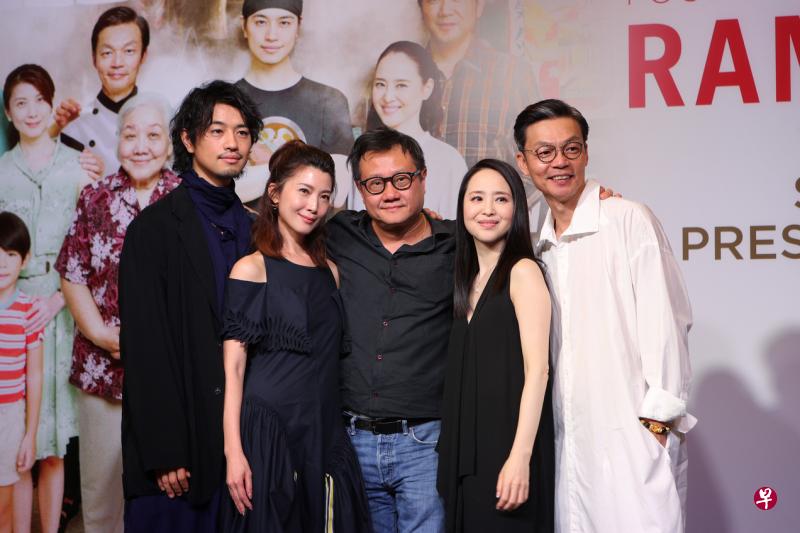松田圣子（右二）曾演出本地名导邱金海（中）的电影《情牵拉面茶》，合作演员包括日本艺人斋藤工（左起）、本地演员欧萱和李国煌。（档案照）