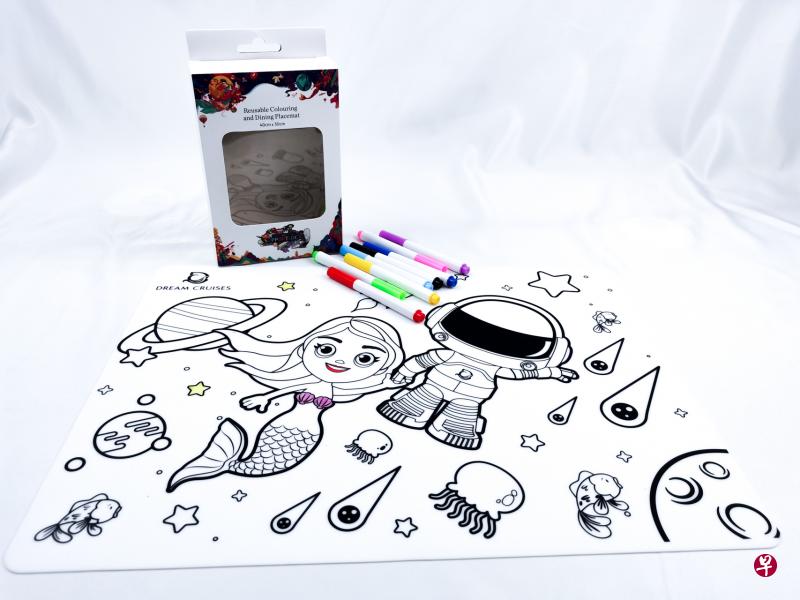 星梦邮轮与几个本地品牌合作为乘客推出新颖产品与服务，包括由Supermama为儿童制作的彩色餐垫。（星梦邮轮提供）