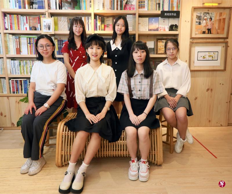 第七代字食族七名成员包括（前排左起）邬佳芮、张子奕、王璐琼、应泽宜、（后排左起）黄心语、李芷璇，和李彬铭（另见下图）。合照摄于字食族成员参加城市书房举办的黄凯德“写东西”文学工作坊后。