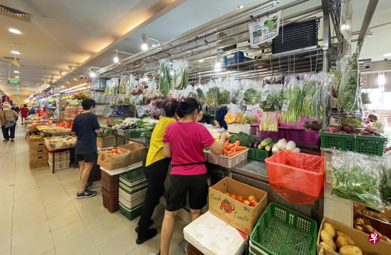 本地巴刹售卖的部分蔬菜最近价格上涨，不过新加坡果菜出入口公会表示，由于本地多数蔬果是从马来西亚柔佛进口，因此供应并未受到此次马国北部淹水影响。（翁亦豆摄）