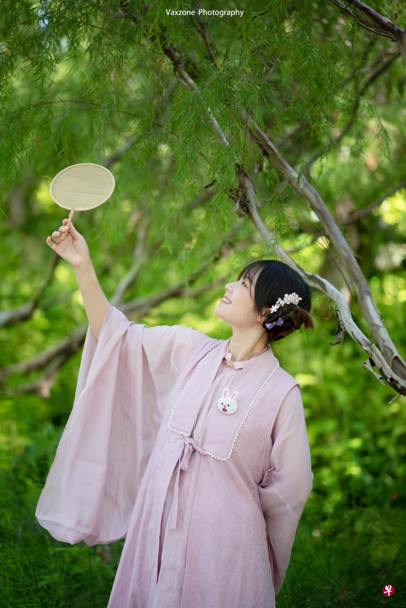 明制汉服配上可爱现代配饰与发型，任何东方女孩都愿跃跃一试。（周丽莎提供）