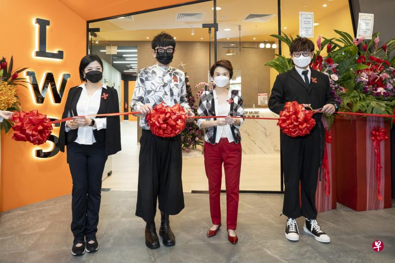 李伟菘（左二）、李偲菘（右一）和音乐学校校长佘俐仪（左一）为新学校举行开幕仪式，主宾是贸工部兼文化、社区及青年部政务部长刘燕玲（左三）。（MCCY提供）