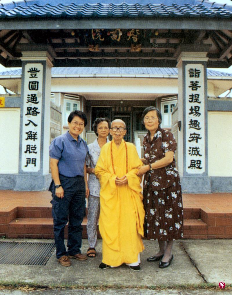 1994年1月23日，广洽法师最后一次身着黄色僧服在薝葡院前正式留影，照片里，右为丰一吟，左为李白娟和晚年照顾法师的侍者，法师背后是笔者蹲身扶持顶撑。（作者提供）