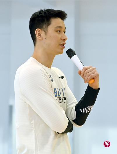 　林书豪在媒体公开会上表示，今晚对垒辽宁的CBA比赛，他肯定会上阵。（中新社）