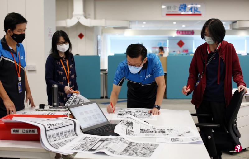 　《联合早报》与《联合晚报》总编辑吴新迪（右二）、晚报执行副总编辑潘君琴（右一）、副总编辑陈来水（左一）和副总编辑赖晓薇（左二）签下晚报最后一个封面。（王彦燕摄）