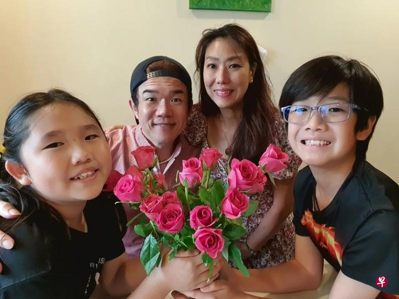 苏梽诚（左二）与妻子庆祝结婚12周年纪念日，子女拿零用钱买花送父母。
