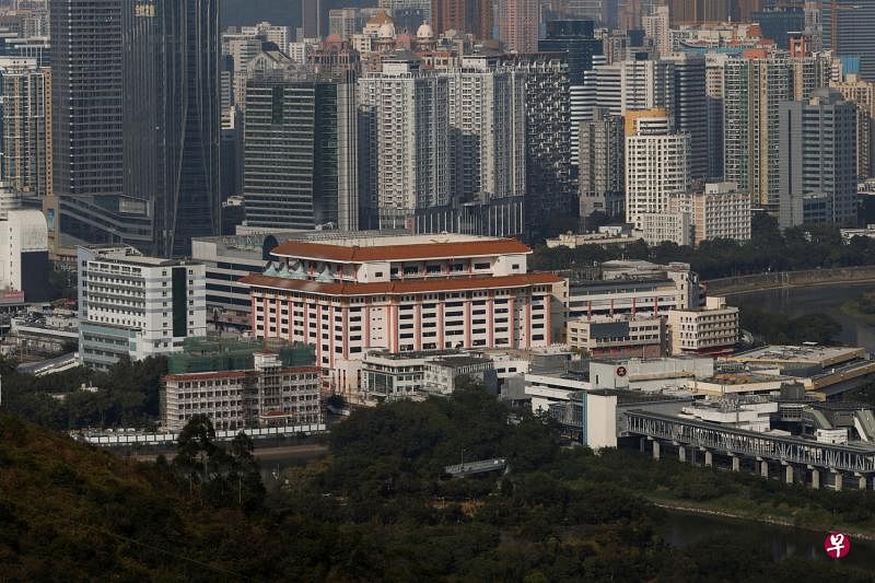 香港政务司长李家超曾在本月14日率领保安局、食卫局及创科局等相关部门局长及官员，前往深圳与大陆官员举行对接会议，商讨开通陆路口岸的“通关”安排。图为当天拍摄到香港边境口岸和深圳罗湖边检大楼。（路透社）