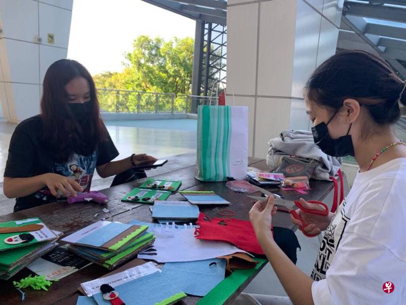 　国立幼儿培育教育学院学生发挥创意，为幼儿培育辅助计划的孩童制作玩具与学习资源，让工作人员做家访时利用资源，引导家长如何帮助孩子并促进亲子互动。（国立幼儿培育教育学院提供）