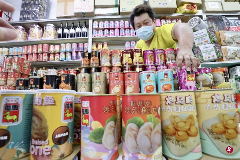 受访业者表示，比起鲍鱼的品种、产地、品牌，消费者更注重罐头的单价，因此一些净含量虽不高但价格较低廉的鲍鱼，销量反而更好。（陈来福摄）