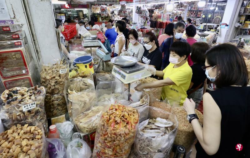 雅柏中心三楼售卖鲍鱼、海味、坚果零食的商店，昨天午后已出现购买年货的人潮。（陈来福摄）