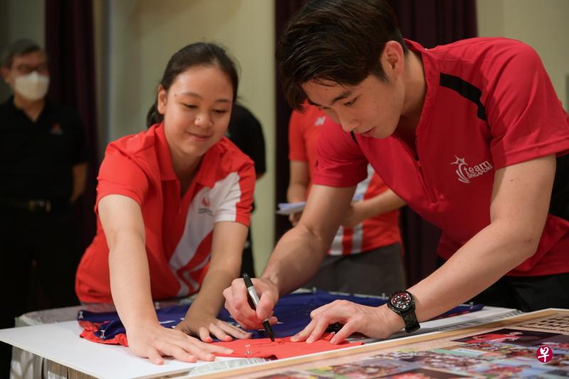 骆建佑昨天回返母校新加坡体育学校与学弟妹分享经验，之后也为学生签名留念。（海峡时报）