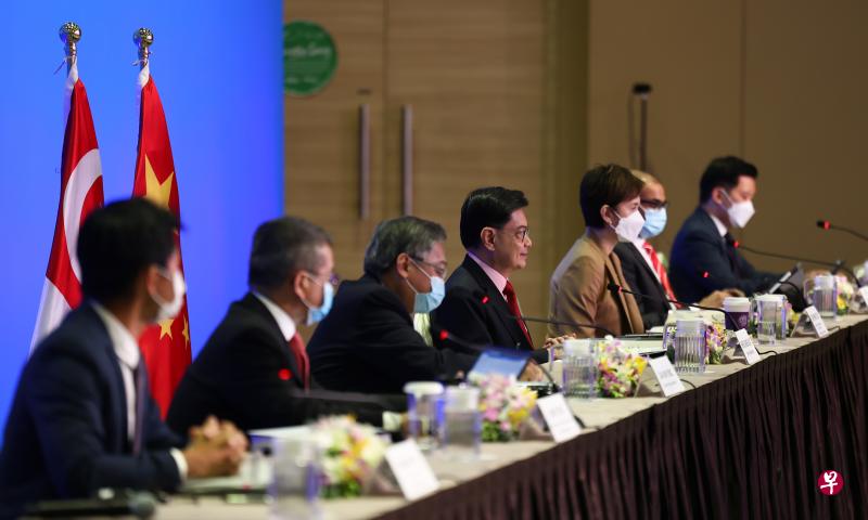 我国今年共有14名担任政治职务者出席JCBC会议，他们分坐在新加坡博览中心MAX Atria的两个会场。场地一有担任JCBC联合主席的我国副总理兼经济政策统筹部长王瑞杰（中），以及内政部兼永续发展与环境部政务部长陈国明（左起）、文化、社区及青年部长兼律政部第二部长唐振辉、贸工部长颜金勇、通讯及新闻部长兼内政部第二部长杨莉明、通讯及新闻部兼卫生部高级政务部长普杰立医生，和贸工部兼文化、社区及青年部政务部长陈圣辉。（陈渊庄摄）