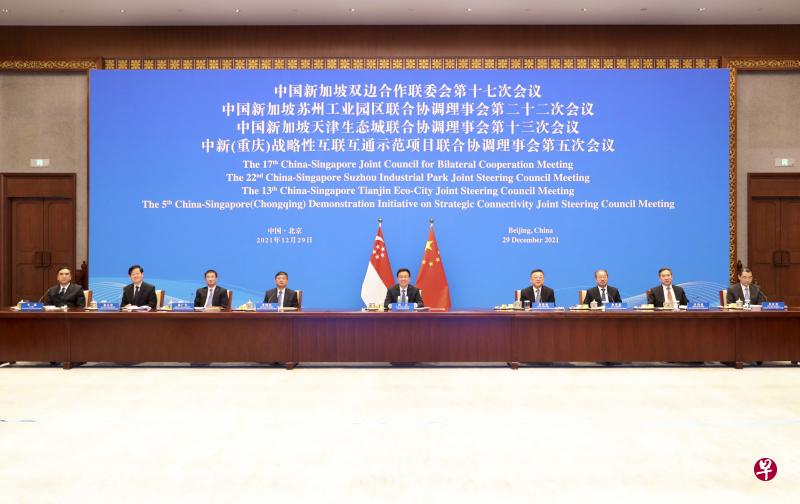 中国国务院副总理韩正（左五）昨天在北京通过视讯，共同主持新中双边合作联合委员会会议。出席会议的中方高级官员包括（左起）国家卫健委副主任李斌、住房和城乡建设部副部长姜万荣、科技部副部长张广军、生态环境部部长黄润秋、国家发展和改革委员会副主任唐登杰、人力资源和社会保障部副部长俞家栋、商务部副部长任鸿斌，以及外交部部长助理吴江浩等。（新华社）