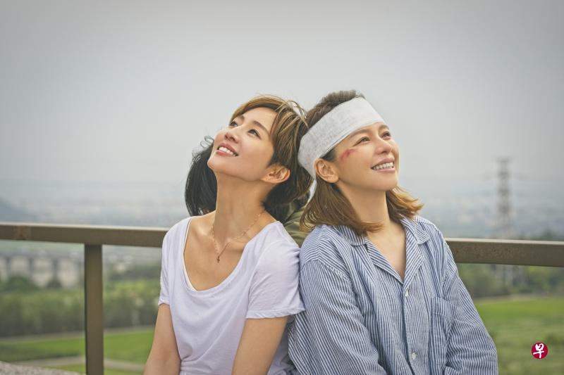 《谁在你身边》徐若瑄（右）和张钧宁演婚姻都有问题的姐妹。