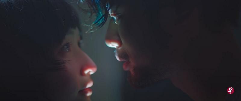 爱在世间纷乱时。（Dear Jane《人类不宜飞行》MV截图）