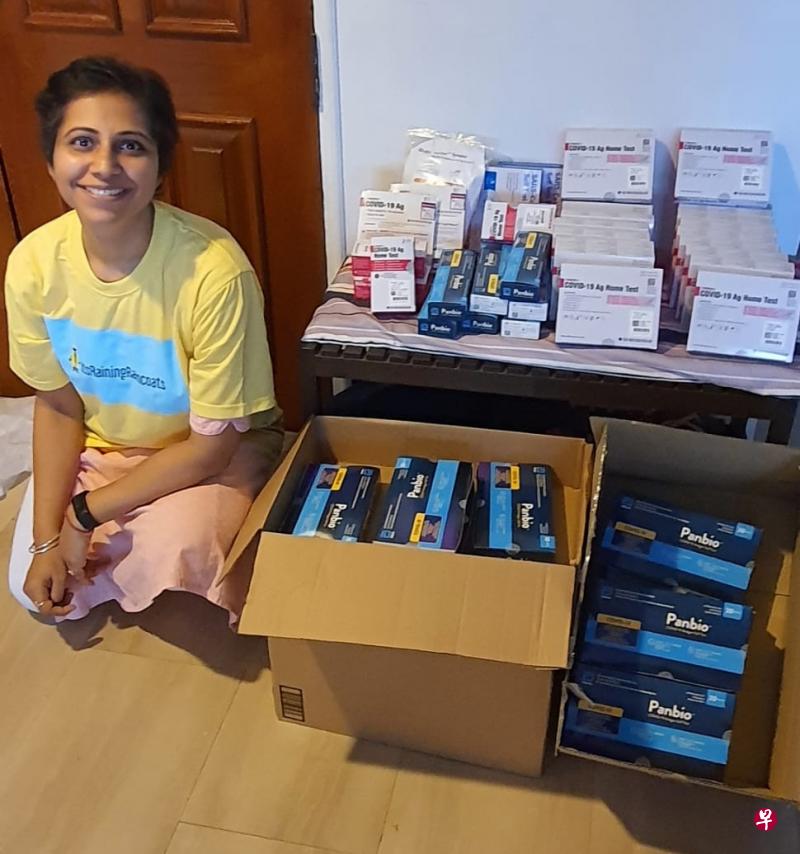 IRR义工朴雅卡（Priyanka）为活动收集抗原快速检测仪，家中已堆满至少300多个检测仪，而且捐赠还陆续送来。（受访者提供）